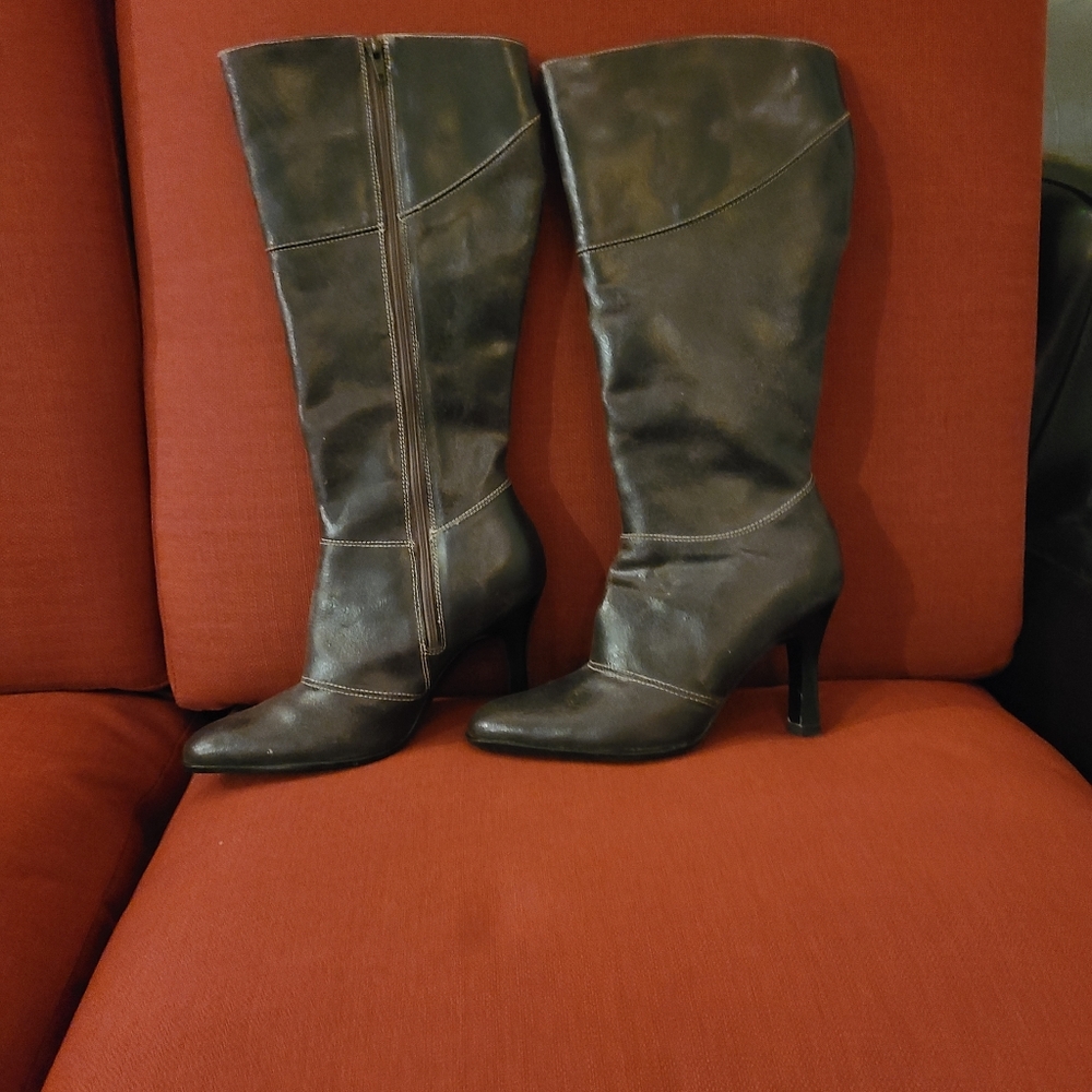 Leather boots size 7
